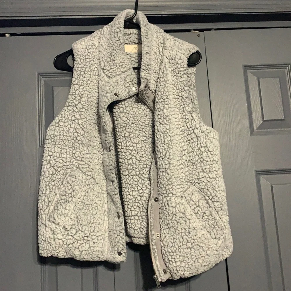 Women’s Small Sherpa Vest - Picture 1 of 5